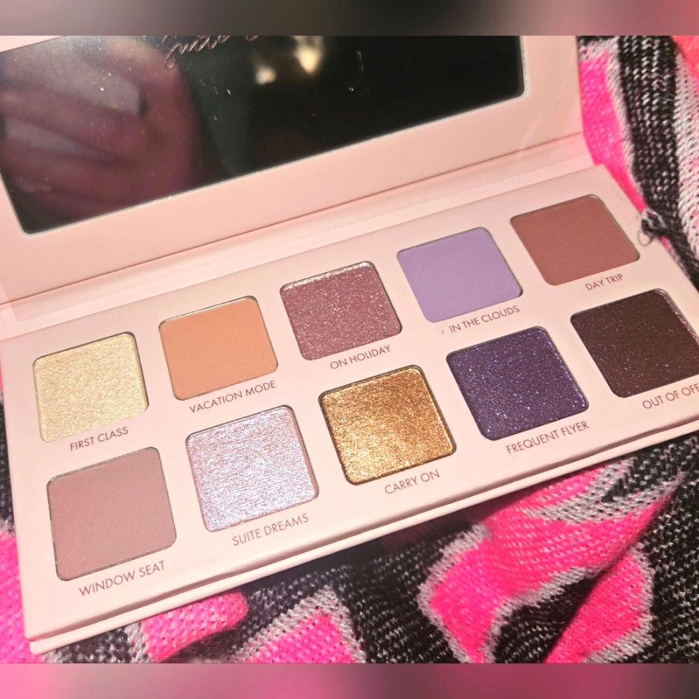 Wander Beauty "Suite Escape" Eyeshadow Pallete